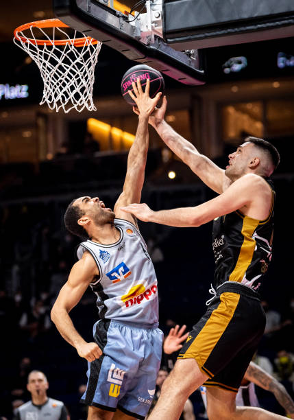 在篮板拼抢 在篮板拼抢